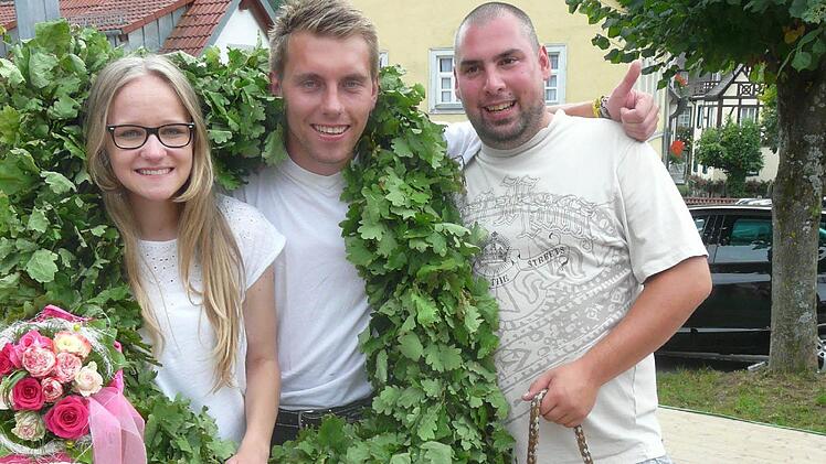 Die Sieger Rabea Putz und Michael Helm (2.v.l.) freuen sich mit Timo Steeger. Foto: Pöhlmann