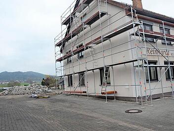 Die Fertigungshalle der Firma Reinhardt in Gundelsdorf brannte im August nieder. An der Stelle, wo jetzt noch Bauschutt vom Abriss entsorgt wird, wird im Frühjahr eine neue Fertigungshalle für Präzisionsteile entstehen (rechts das bestehende Bürogebäude).  Foto: K.- H. Hofmann