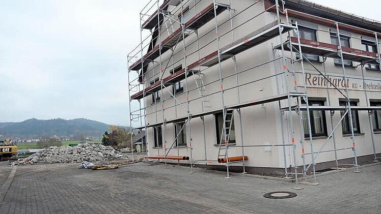 Die Fertigungshalle der Firma Reinhardt in Gundelsdorf brannte im August nieder. An der Stelle, wo jetzt noch Bauschutt vom Abriss entsorgt wird, wird im Frühjahr eine neue Fertigungshalle für Präzisionsteile entstehen (rechts das bestehende Bürogebäude).  Foto: K.- H. Hofmann