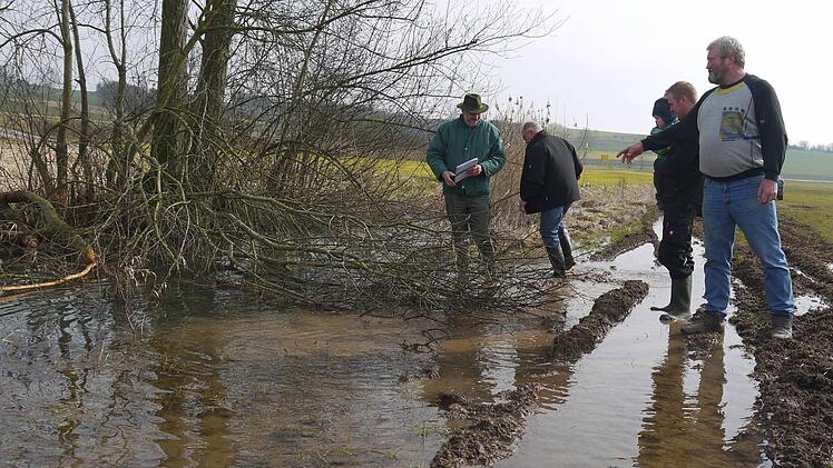 Überall Wasser: Weil ein Biber die Fischaufstiegshilfe mit einem Damm dicht gemacht hat, stehen zwischen Seßlach und Memmelsdorf/Unterfranken landwirtschaftliche Flächen unter Wasser. Foto: Berthold Köhler
