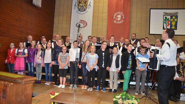 Der Schulchor begeisterte die Besucher des Pfingstkonzertes und bereitete Veranstaltern und Zuhörern große Freude bei seiner Premiere mit dem Männerchor, Leitung Markus Häßler.  Foto: Karl-Heinz Hofmann