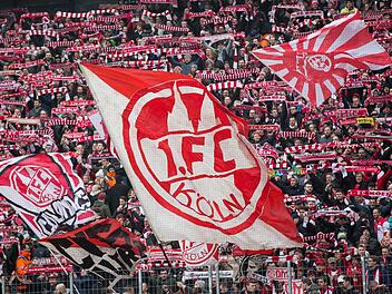 K&ouml;lner Fans im RheinEnergieStadion. Foto: Maja Hitij/dpa