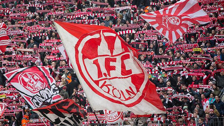 K&ouml;lner Fans im RheinEnergieStadion. Foto: Maja Hitij/dpa
