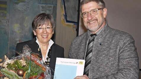 Doppelte Freude: Michael Busch bekommt den Förderbescheid für die CO 13, Heidrun Piwernetz einen weihnachtlichen Blumengruß.