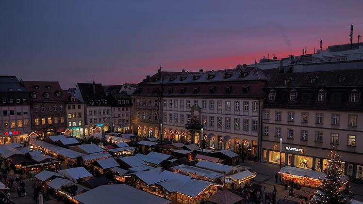 Auf dem Maxplatz in Bamberg  ist der Advent angekommen. Seit dem 23. November l&auml;uft der Weihnachtsmarkt. Hier ein paar Impressionen.  Foto: Stadt Bamberg