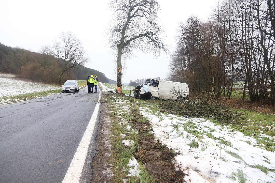Kleintransporter kracht gegen Baum: Mann stirbt bei Unfall in Mittelfranken