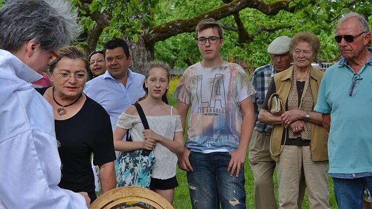 Annette Seehaus-Arnold, Kreisvorsitzende der Rhön-Grabfeld Imker, sagte den interessierten Umstehenden was es mit der Bienenkugel auf sich hat. Hanns Friedrich