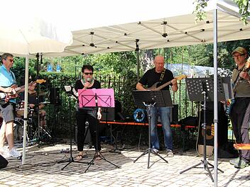 Christa Förster und die "You can Rock"-Band lockten die Besucher in den VHS-Garten. Foto: Richard Sänger