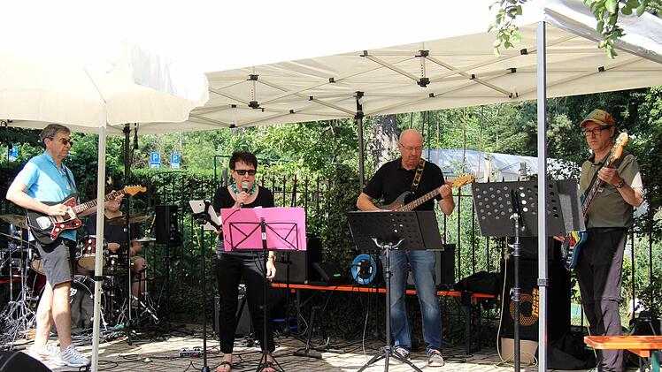 Christa Förster und die "You can Rock"-Band lockten die Besucher in den VHS-Garten. Foto: Richard Sänger