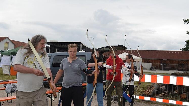 Ralf Hingler brachte den Jugendlichen bei seinem Workshop die Grundlagen...  Foto: Larissa Händel