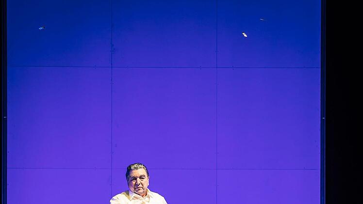 "Masse Mensch Macht": Stephan Kaluzas Schauspiel "30 Keller" feierte Premiere am Landestheater Coburg.Foto: Sebastian Buff