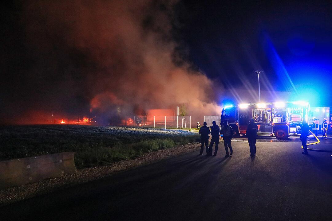 Feuer-Inferno in der Nacht: Brand auf Firmengelände im Kreis Bamberg