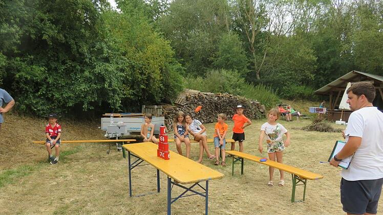 Bei der Lagerolympiade war an einigen Stationen hohe Zielgenauigkeit gefragt.  Fotos: Anton Then