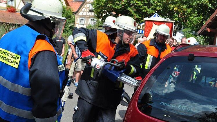Bei einer Schauübung in Technischer Hilfeleistung (THL) demonstrierte die Stützpunktfeuerwehr Pfarrweisach, wie ein Unfallauto mit Spreizer und Schere aufgeschnitten wird, um an die verletzen Menschen zu kommen. Foto: Simon Albrecht