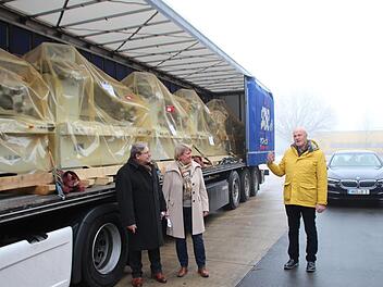 Die Drehmaschinen aus Höchstadt auf dem Lastwagen gehen in das BMW-Werk nach Dingolfing, in dem der Dienstwagen des Bürgermeisters (rechts) produziert wurde. Firmeninhaber Hans Ort (links) und Ehefrau Andrea Ort-Hack loben im Gespräch mit Bürgermeister Brehm die Möglichkeiten, die sie am Standort Höchstadt haben.  Foto: Andreas Dorsch
