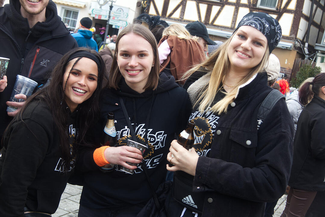 Bunter Zug durch die Straßen mit Finale am Marktplatz