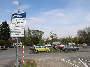 Weniger Autos als früher stehen heute auf dem kostenpflichtigen Badparkplatz. Foto: Helke Renner