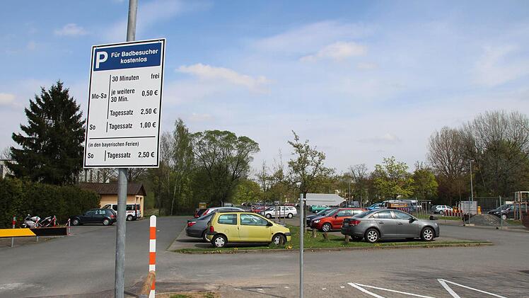 Weniger Autos als früher stehen heute auf dem kostenpflichtigen Badparkplatz. Foto: Helke Renner