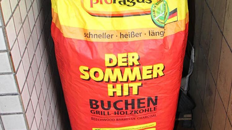 In der Ecke steht ein großer Sack Holzkohle. Sie gibt den Hähnchen den besonderen Geschmack.