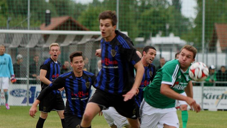 Der Sander Andre Karmann (rechts) im Kampf um den Ball mit den Erlanger Spielern.