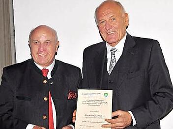 Für seine außerordentlichen Verdienste um den Buchführungsdienst der Bayerischen Jungbauernschaft zeichnete LBD-Verwaltungsratsvorsitzender Manfred Nüssel (rechts) den ausgeschiedenen Geschäftsführer Gerhard Müller aus. Foto: Stephan Herbert Fuchs
