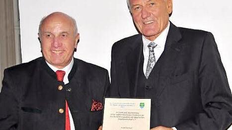 Für seine außerordentlichen Verdienste um den Buchführungsdienst der Bayerischen Jungbauernschaft zeichnete LBD-Verwaltungsratsvorsitzender Manfred Nüssel (rechts) den ausgeschiedenen Geschäftsführer Gerhard Müller aus. Foto: Stephan Herbert Fuchs