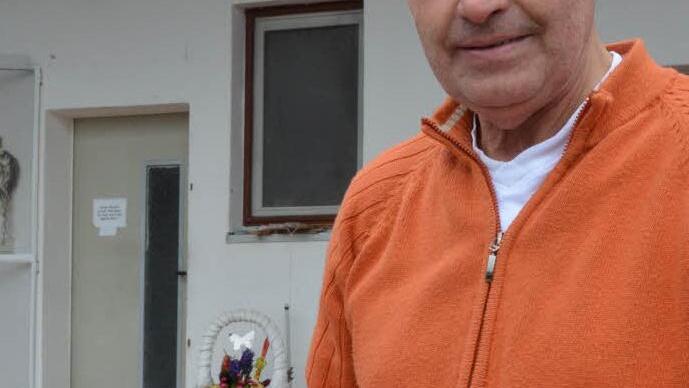 Ulrich Eckardt mit seiner Wünschelrute. Fotos: Rainer Lutz