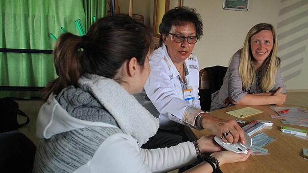 Sabine Wegner (Mitte) und Kerstin Heinlein (rechts) von der Schwangerenberatung klärten die Schülerinnen und Schüler über die verschieden Verhütungsmittel auf. Foto: Gerda Völk