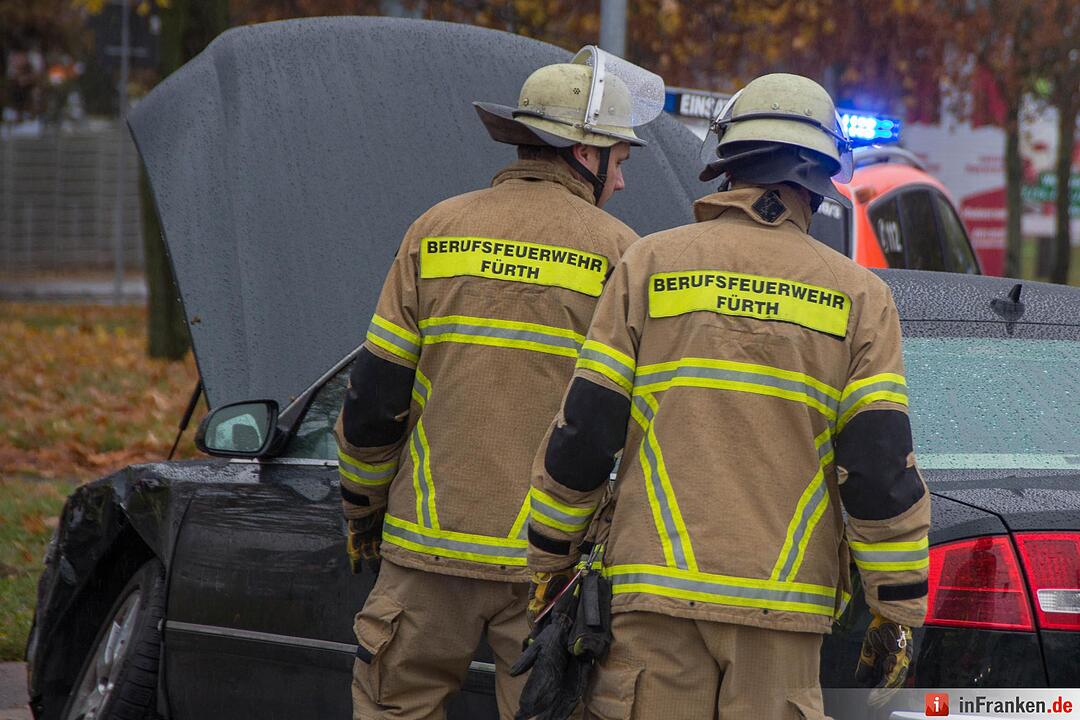 Kollision nach mutmaßlichem Rotlichtverstoß – Eine Person schwer verletzt