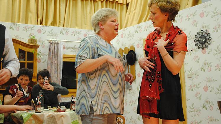 Pensionswirtin Anni ( Monika Nowak) beäugt Sommerfrischlerin Clara (Susanne Ankenbrand) in ihren feinen Dessous.  Foto: Evelyn Schneider