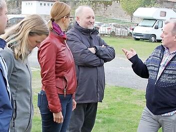 Im Gespräch mit den TWG-Vertretern: Jürgen Dieckert und Jürgen Stahl, Christina Seebach-Künzel, Helen Zwinkmann und Bernd Ebert (im Bild von rechts). Foto: Ralf Kestel