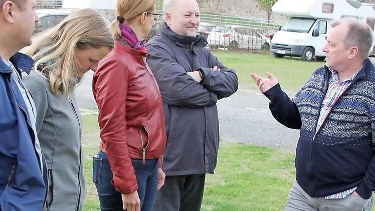 Im Gespräch mit den TWG-Vertretern: Jürgen Dieckert und Jürgen Stahl, Christina Seebach-Künzel, Helen Zwinkmann und Bernd Ebert (im Bild von rechts). Foto: Ralf Kestel