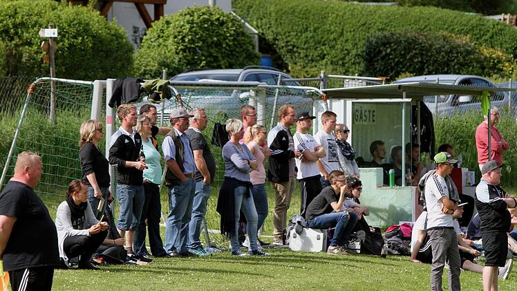 Die zahlreich mitgekommenen Neuschleichacher Fans mussten auf eine vorgezogene Meisterfeier verzichten.