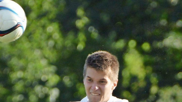 Der Burgkunstadter Andr&eacute; Kleuderlein kl&auml;rt in dieser Szene per Kopfball, damit Sven Falkenhain von der SG Roth-Main nicht an den Ball kommt. Foto: Gunther Czepera