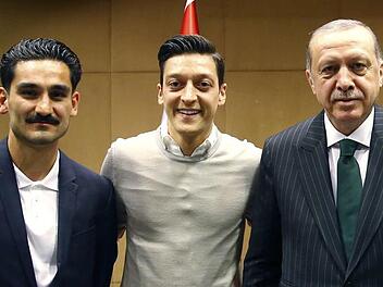 Ilkay Gündogan (links) und Mesut Özil mit dem türkischen Präsidenten Recep Tayyip Erdogan (rechts). Uncredited