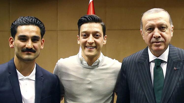 Ilkay Gündogan (links) und Mesut Özil mit dem türkischen Präsidenten Recep Tayyip Erdogan (rechts). Uncredited