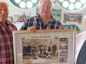 Bei der Übergabe des Mannschaftsbildes von 1924 durch den Chronisten Otto Heinlein (rechts) an die Stockheimer FC-Vorstandsmitglieder Karl Weißerth (links) und Jürgen Wicklein  Foto: Gerd Fleischmann