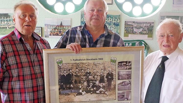 Bei der Übergabe des Mannschaftsbildes von 1924 durch den Chronisten Otto Heinlein (rechts) an die Stockheimer FC-Vorstandsmitglieder Karl Weißerth (links) und Jürgen Wicklein  Foto: Gerd Fleischmann
