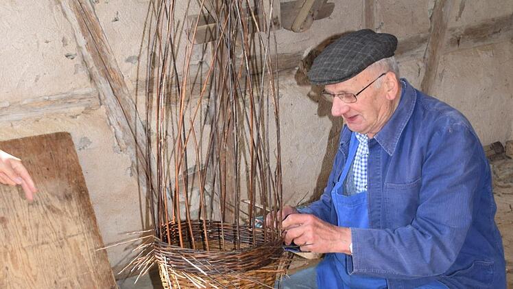 Karl Weber aus Leubach zeigt jedes Jahr aufs Neue sein Geschick beim Körbe flechten. Foto: Franziska Sauer