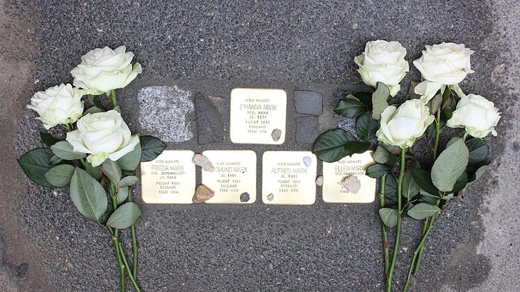 Angehörige bzw. Nachkommen der jüdischen Familie Marx waren aus den Vereinigten Staaten angereist und hatten nach jüdischem Brauch kleine Steine auf den Gedenktafeln sowie Rosen abgelegt.