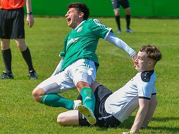 Die Kersbacher (in Gr&uuml;n) mussten zwar auch einstecken, sackten gegen Lonnerstadt aber die drei Punkte ein. Foto: Picturedreams