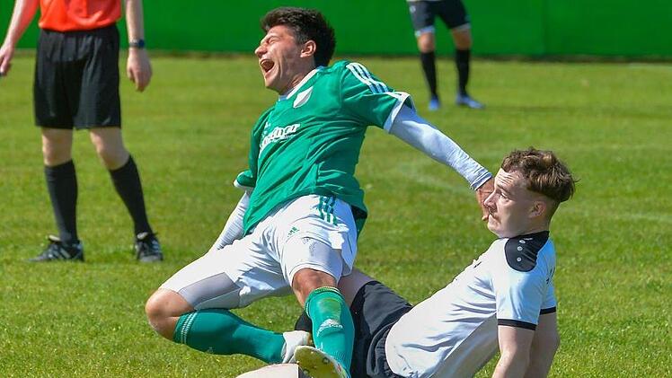 Die Kersbacher (in Gr&uuml;n) mussten zwar auch einstecken, sackten gegen Lonnerstadt aber die drei Punkte ein. Foto: Picturedreams