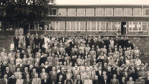 1960 ist dieses Foto vom Studiengenossenfest in M&uuml;nnerstadt entstanden. Damals gab es als Festhalle noch das ehemalige Turnerheim, das mittlerweile ein Fitnessstudio ist. Archiv Heike Beudert