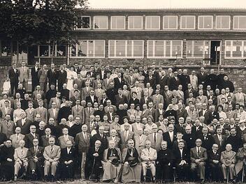 1960 ist dieses Foto vom Studiengenossenfest in Münnerstadt entstanden. Damals gab es als Festhalle noch das ehemalige Turnerheim, das mittlerweile ein Fitnessstudio ist. Archiv Heike Beudert