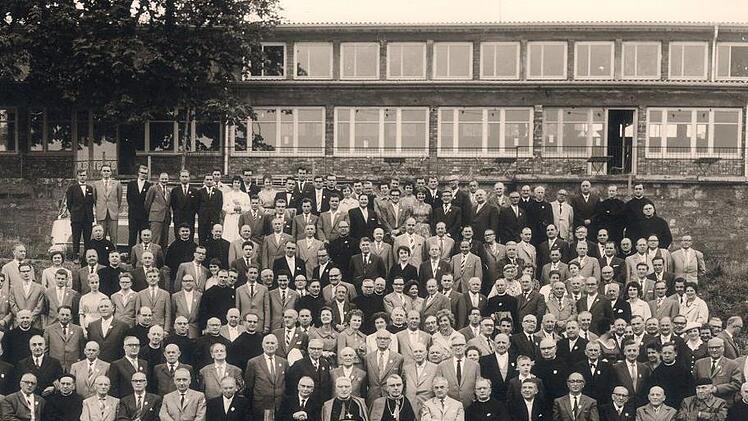 1960 ist dieses Foto vom Studiengenossenfest in Münnerstadt entstanden. Damals gab es als Festhalle noch das ehemalige Turnerheim, das mittlerweile ein Fitnessstudio ist. Archiv Heike Beudert