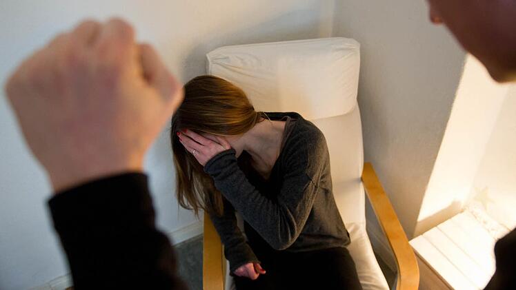 Während eines Beziehungsstreits in Oberfranken hat ein Mann seine Lebensgefährtin so heftig geschlagen, dass sie das Bewusstsein verlor.  Symbolbild: Inga Kjer, dpa