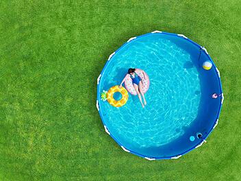 Pools werden immer beliebter und sind eine gute Möglichkeit sich an warmen Sommertagen abzukühlen.