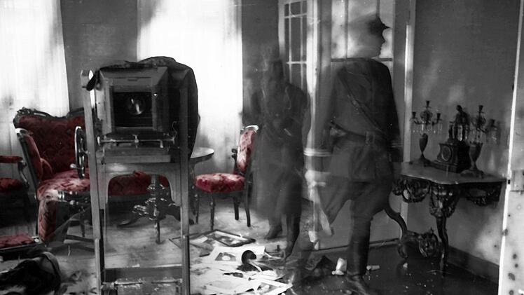 Nach dem Pogrom: Das Wohnzimmer von Familie Benesi ist v&ouml;llig verw&uuml;stet.