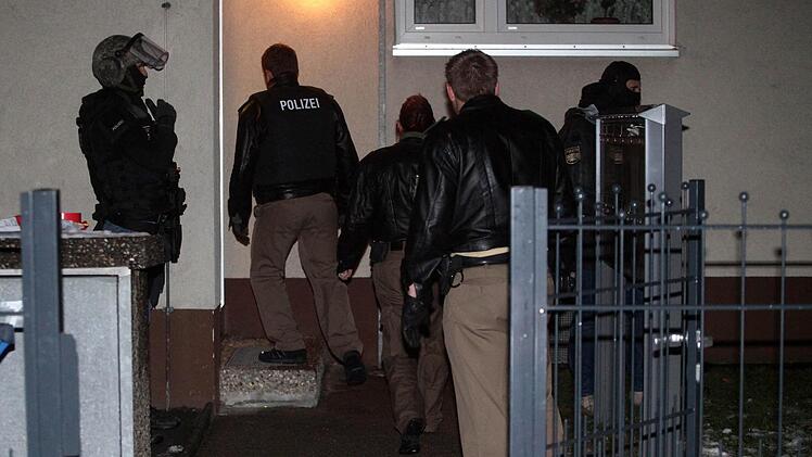 Mehrere Polizeibeamte und Angehoerige des SEKs stehen vor dem Anwesen.Foto: Ott, News5