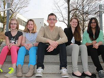 Lena, Lisa, Stijepan, Leonie und Duygu fühlen sich gut - viel besser als der Durchschnitt der deutschen Jugendlichen. Macht das Leben im Landkreis Kitzingen zufriedener als anderswo? Foto: Diana Fuchs